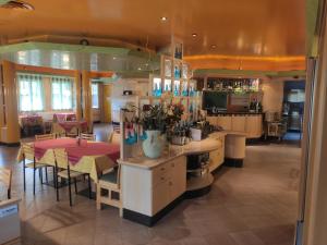 uma cozinha e sala de jantar com mesa e cadeiras em Albergo Al Trieste em Nimis