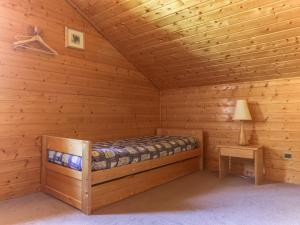 a log cabin bedroom with a bed and a table at Chalet de charme 10 pers. à Vallandry, balcon, cheminée, WiFi - FR-1-411-499 in Landry