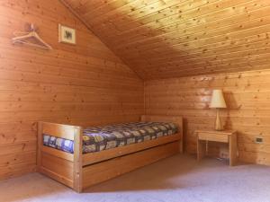 a log cabin bedroom with a bed and a table at Chalet Peisey-Vallandry, 6 pièces, 10 personnes - FR-1-411-499 in Landry