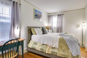 Un dormitorio con una cama con paredes blancas y una ventana en Augusta Vacation Rental about 5 Mi to Downtown en Augusta
