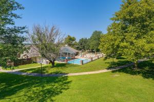 una casa con piscina en un patio en Inviting Branson Condo with Community Pool and Hot Tub, en Branson