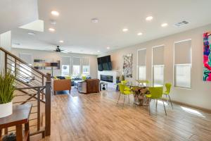 ラスベガスにあるLas Vegas Home with Terrace about 10 Mi to the Strip!のリビングルーム(テーブル、黄色い椅子付)