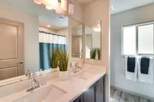 ラスベガスにあるLas Vegas Home with Terrace about 10 Mi to the Strip!の洗面台が2つと大きな鏡があるバスルーム +30枚の写真