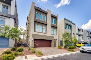 ラスベガスにあるLas Vegas Home with Terrace about 10 Mi to the Strip!のアパートメントの建物の正面にガレージがあります。