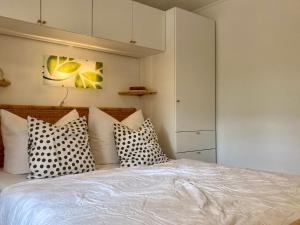 Un dormitorio con una cama con almohadas. en Ferienwohnung Crawissimo, en Crawinkel