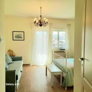 Habitación para bebés con cuna y ventana en Trieste Mia Rooms en Trieste