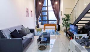 クアラルンプールにあるEkoCheras Loft 5 pax, #SoccerTable #AboveMall #Cozy #FreeCarParkのソファとテレビのあるリビングルーム +40枚の写真