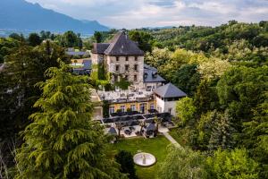 - une vue aérienne sur une demeure de caractère située dans la forêt dans l'établissement Château de Candie, à Chambéry