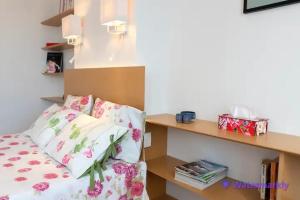 1 dormitorio con 1 cama y 1 mesa con libros en La Suite - T2 Prestige - Hypercentre en Albi