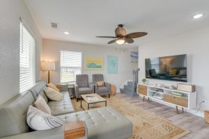 サーフサイド・ビーチにあるWalk to Water Family-Friendly Surfside Beach Homeのソファとテレビのあるリビングルーム