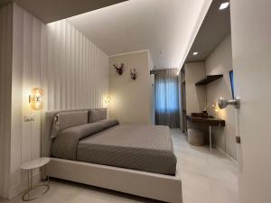 una camera con un letto di EMPATIA PESCARA CENTRO a Pescara