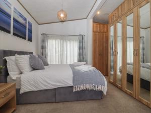 Un dormitorio con una cama grande y una ventana en The Rivendale en St. Leonards