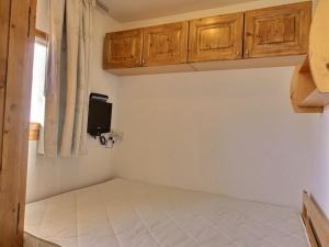 Appartement Plagne Soleil, 2 pièces, 4 personnes - FR-1-455-127にあるテレビまたはエンターテインメントセンター