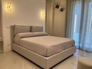 a bedroom with a large bed in a room at EMPATIA PESCARA CENTRO in Pescara