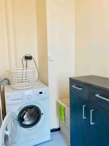 een wasmachine met een mand erop bij Apartment Parking 15' PARIS 3' ATHLETICA OPEN 24 7 in Saint-Gratien