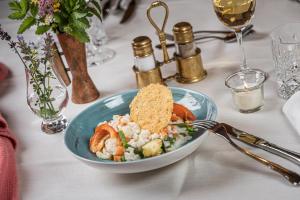 uma tigela de comida numa mesa com um prato de comida em Biohotel Rastbichlhof em Neustift im Stubaital