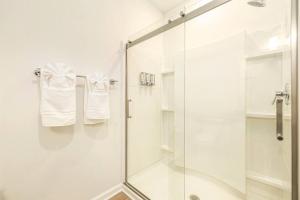 baño con ducha y puerta de cristal en Cozy 2BD Condo in Concord, en Concord