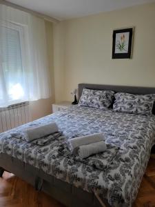 1 dormitorio con 1 cama con 2 almohadas en Green Garden Premium en Surčin