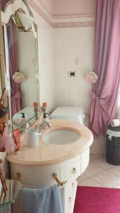 y baño con lavabo y espejo. en Villa Sabrina, en Castro dei Volsci