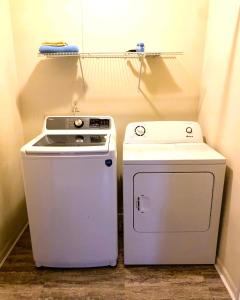 um fogão e uma máquina de lavar e secar roupa num quarto em Spanish Style 3-bedroom Home with Hot Tub em Indianápolis