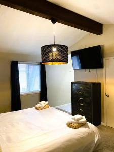 sypialnia z dużym łóżkiem i telewizorem w obiekcie Spanish Style 3-bedroom Home with Hot Tub w mieście Indianapolis