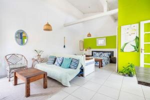 a living room with a couch and a table at LOFT Luz Solar Buzios in Búzios