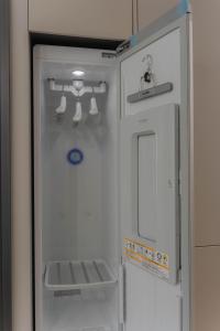 - un réfrigérateur blanc avec une porte ouverte dans la cuisine dans l'établissement KK Stay Ocean view with Netflix, à Donghae