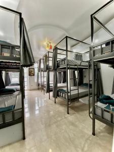 Katil dua tingkat atau katil-katil dua tingkat dalam bilik di Voi Hostel