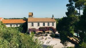 an old house with a garden in front of it at Maison Tara verte au Mas Montredon in Arles