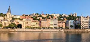 uma vista para uma cidade com um rio e edifícios em Ly'Ove em Lyon
