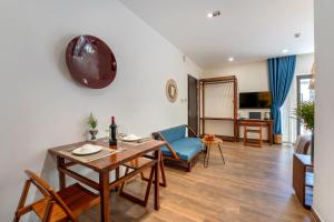 TV a/nebo společenská místnost v ubytování December Hoi An Villa