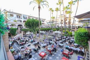 een uitzicht op een patio in een hotel met mensen aan tafel bij Presidential suite Villamartin Plaza First line Golf Quiet and confortable in Alicante