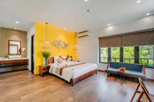 Postel nebo postele na pokoji v ubytování December Hoi An Villa