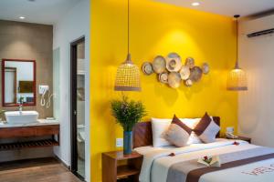 Postel nebo postele na pokoji v ubytování December Hoi An Villa