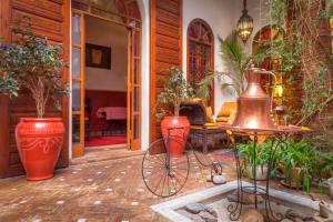Taman di luar Riad Sable Chaud