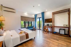 Postel nebo postele na pokoji v ubytování December Hoi An Villa