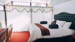 Tempat tidur dalam kamar di Uros Utasa Lodge