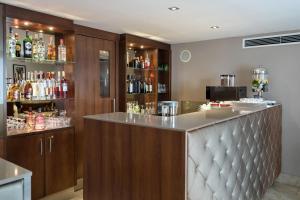 um bar num quarto com muitas bebidas em Hotel Rathauspark Wien, a member of Radisson Individuals em Viena