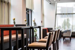 una sala da pranzo con tavolo e sedie di Austria Trend Hotel Europa Salzburg a Salisburgo