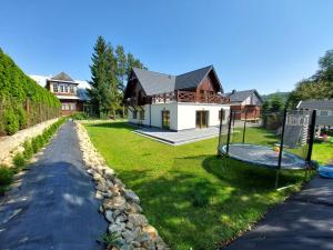 uma casa com um cesto de basquetebol no quintal em Agroturystyka Bliżej Natury em Rymanów-Zdrój