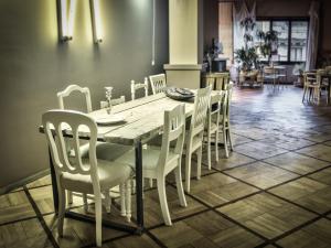 comedor con mesa y sillas en Bed+Art Milano Centrale, en Milán