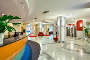 a lobby of a hotel with a reception desk at Austria Trend Hotel Ananas Wien in Vienna