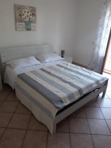 uma cama num quarto com em Alloggio turistico Matteo Simoncini em Montefiascone