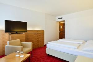 A television and/or entertainment centre at Austria Trend Hotel Anatol Wien