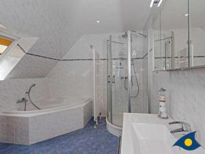 Ein Badezimmer in der Unterkunft Kirchstr 4a