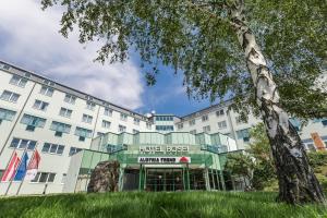 ein Hotelgebäude mit einem Baum davor in der Unterkunft Austria Trend Hotel Bosei Wien in Wien