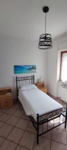 1 dormitorio con cama y lámpara de araña en Alloggio turistico Matteo Simoncini, en Montefiascone