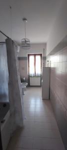 ein Badezimmer mit einer Badewanne, einem WC und einem Waschbecken in der Unterkunft Alloggio turistico Matteo Simoncini in Montefiascone