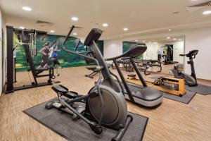 a gym with several treadmills and exercise bikes at Austria Trend Hotel Doppio Wien in Vienna