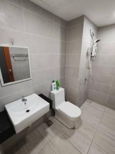 La salle de bains est pourvue de toilettes blanches et d'un lavabo. dans l'établissement Cozy 2room 7pax, Menara Sentral, à Bukit Mertajam